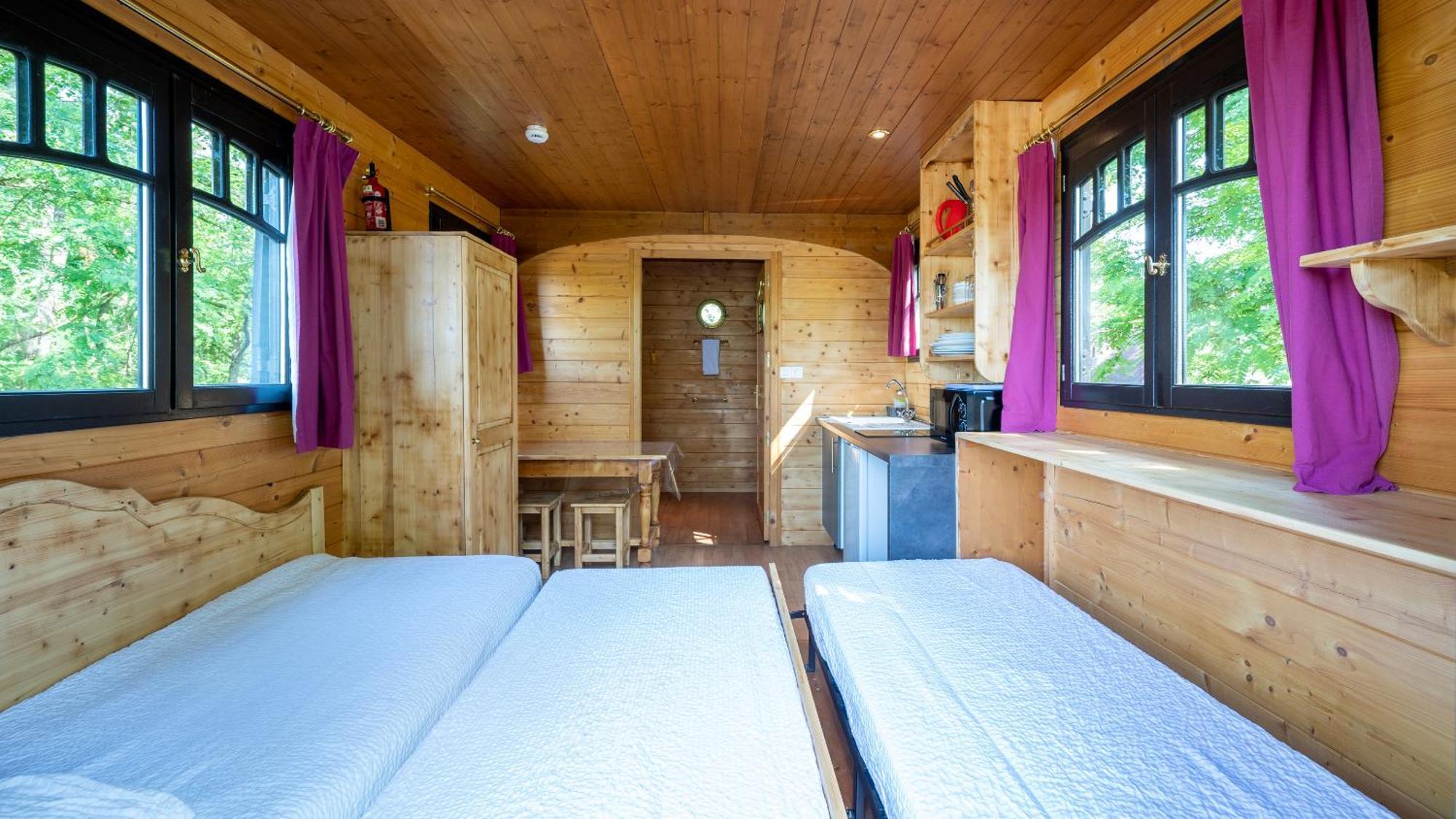 Village Toue Du Domaine Des Demoiselles Chassenard Room photo