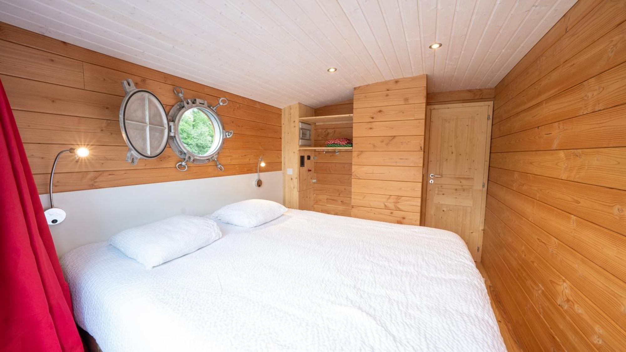Village Toue Du Domaine Des Demoiselles Chassenard Room photo