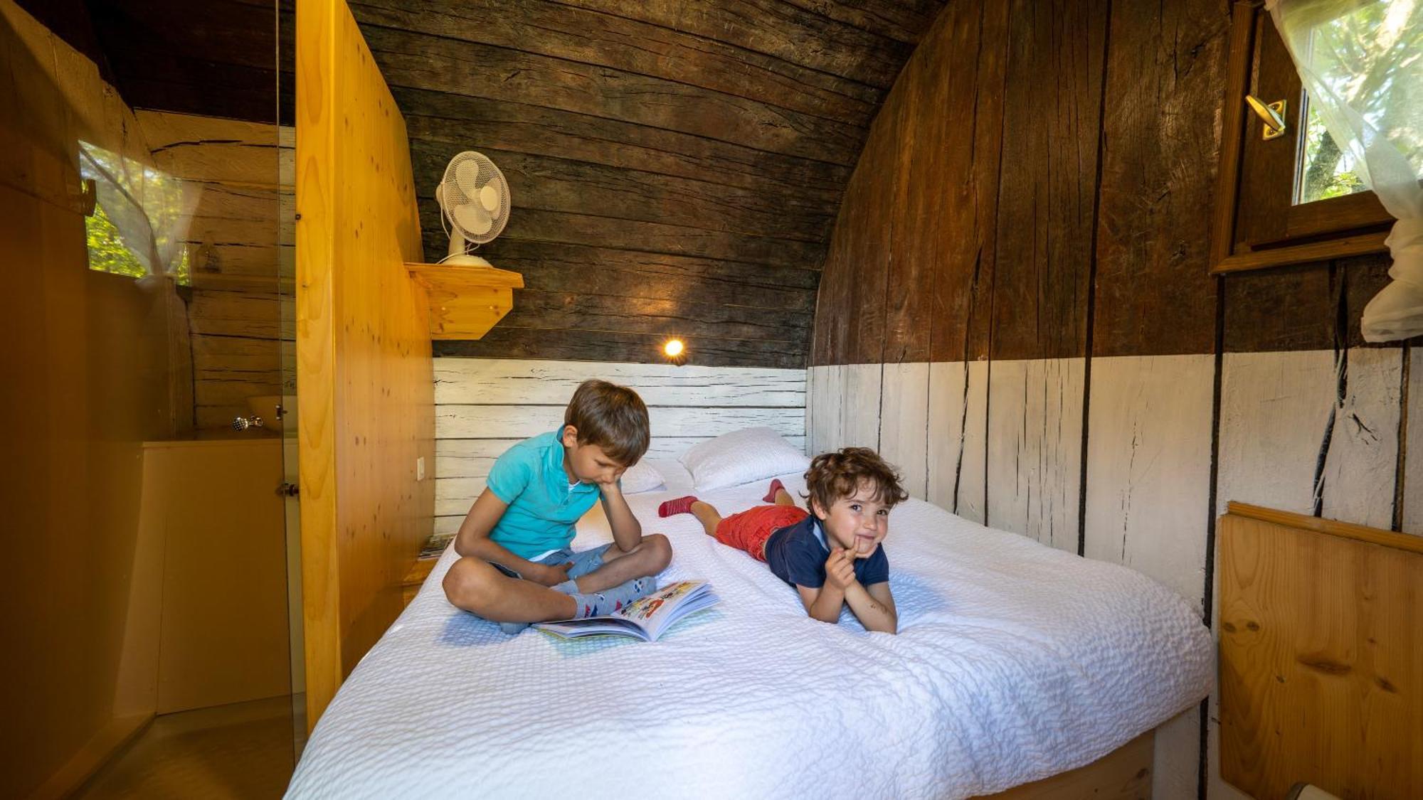 Village Toue Du Domaine Des Demoiselles Chassenard Room photo